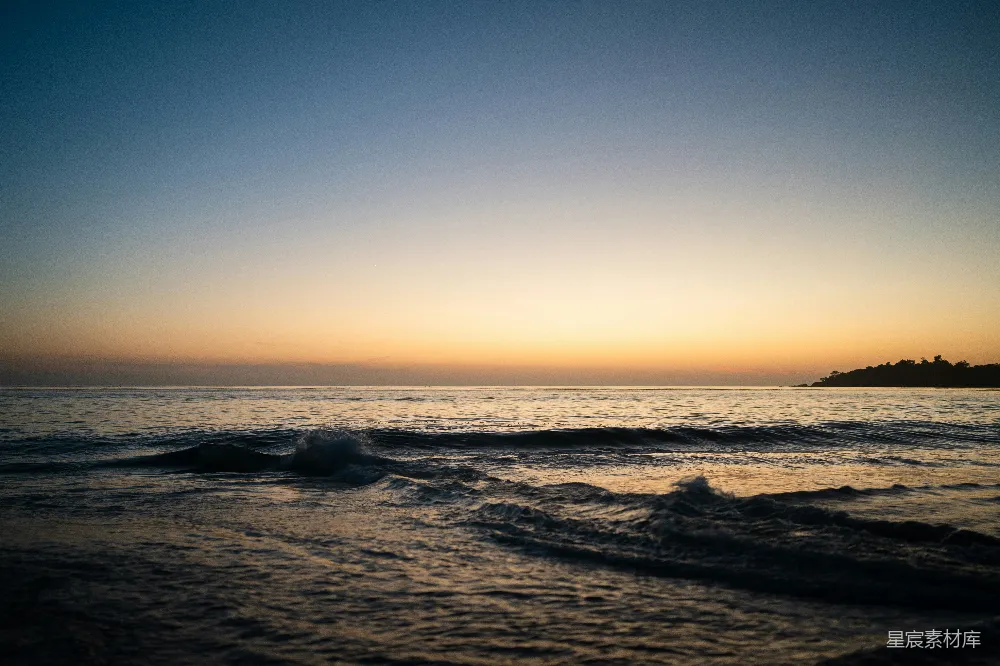 高清摄影 壁纸 夕阳西下，海面上有一座小岛隐约可见。