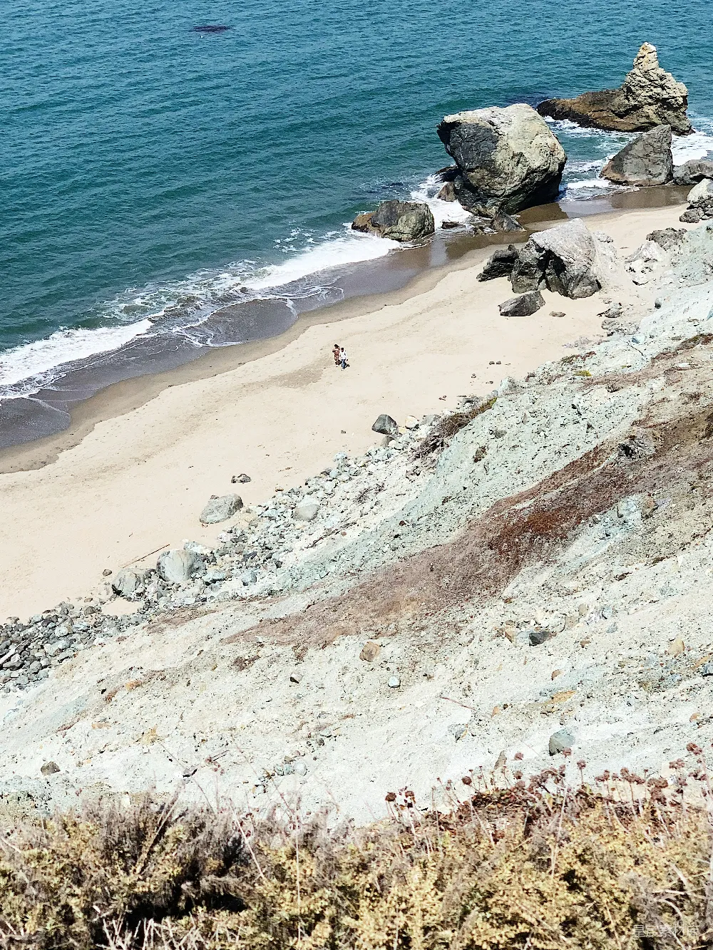 高清摄影 自然 棕色和白色的岩石海岸在白天