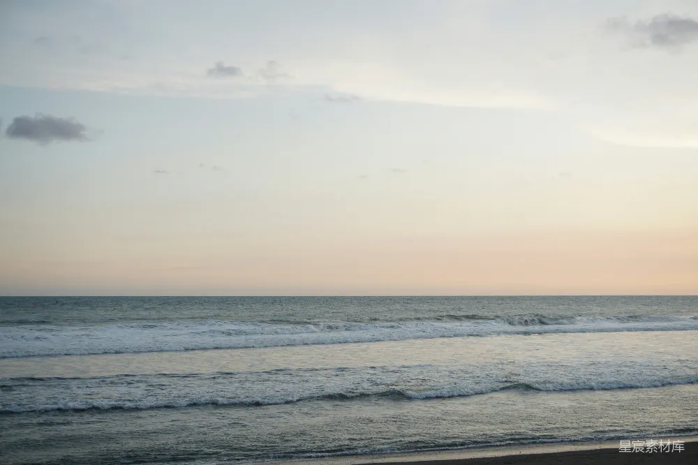 高清摄影 夕阳下，海浪轻柔地拍打着海岸。