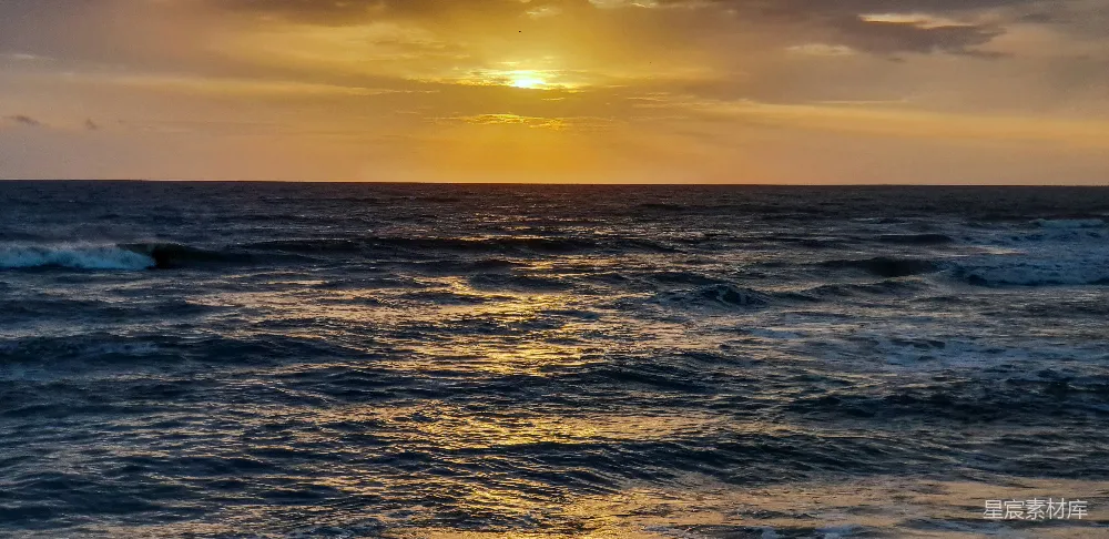 高清摄影 夕阳落下海浪之上