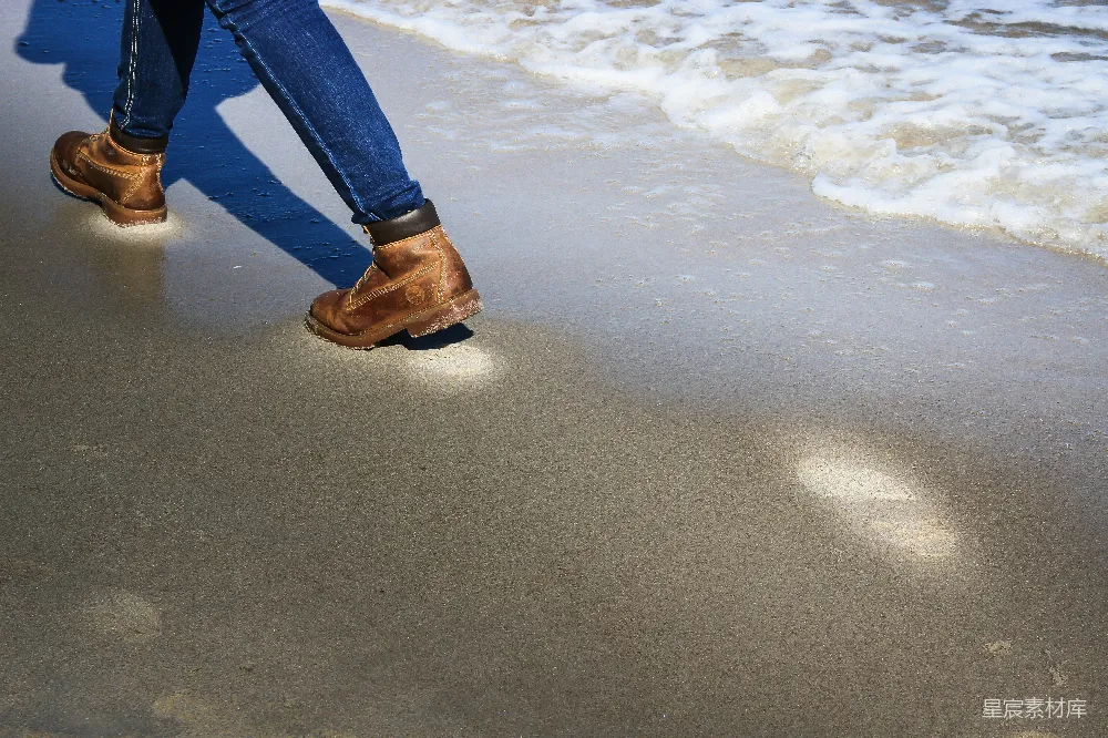 高清摄影 海边的人在行走