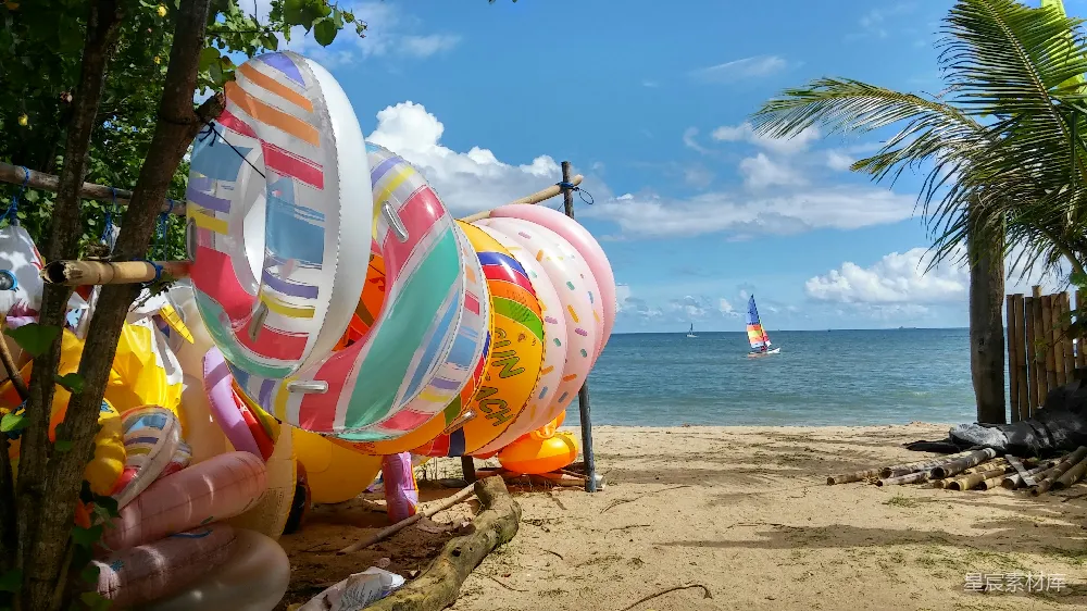 高清摄影  海滩上白天各种颜色的充气气球