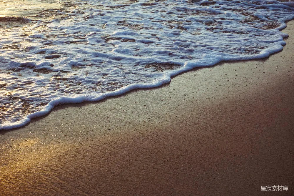 高清摄影  海浪在白天拍打海岸