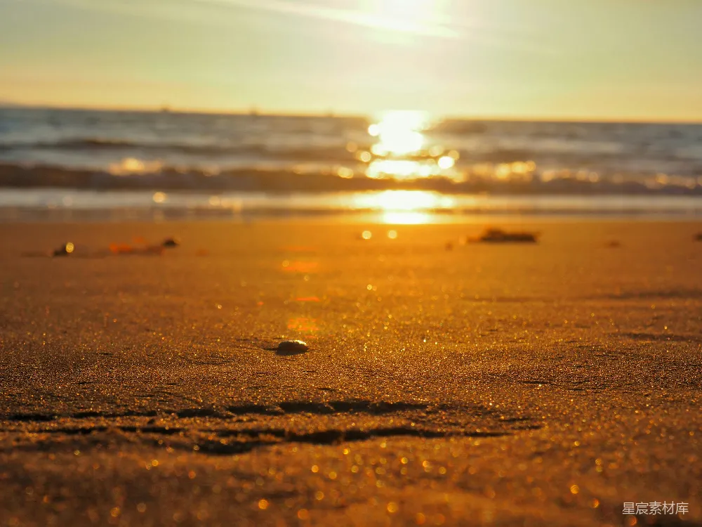 高清摄影 夕阳西下，落在海边的海面上。