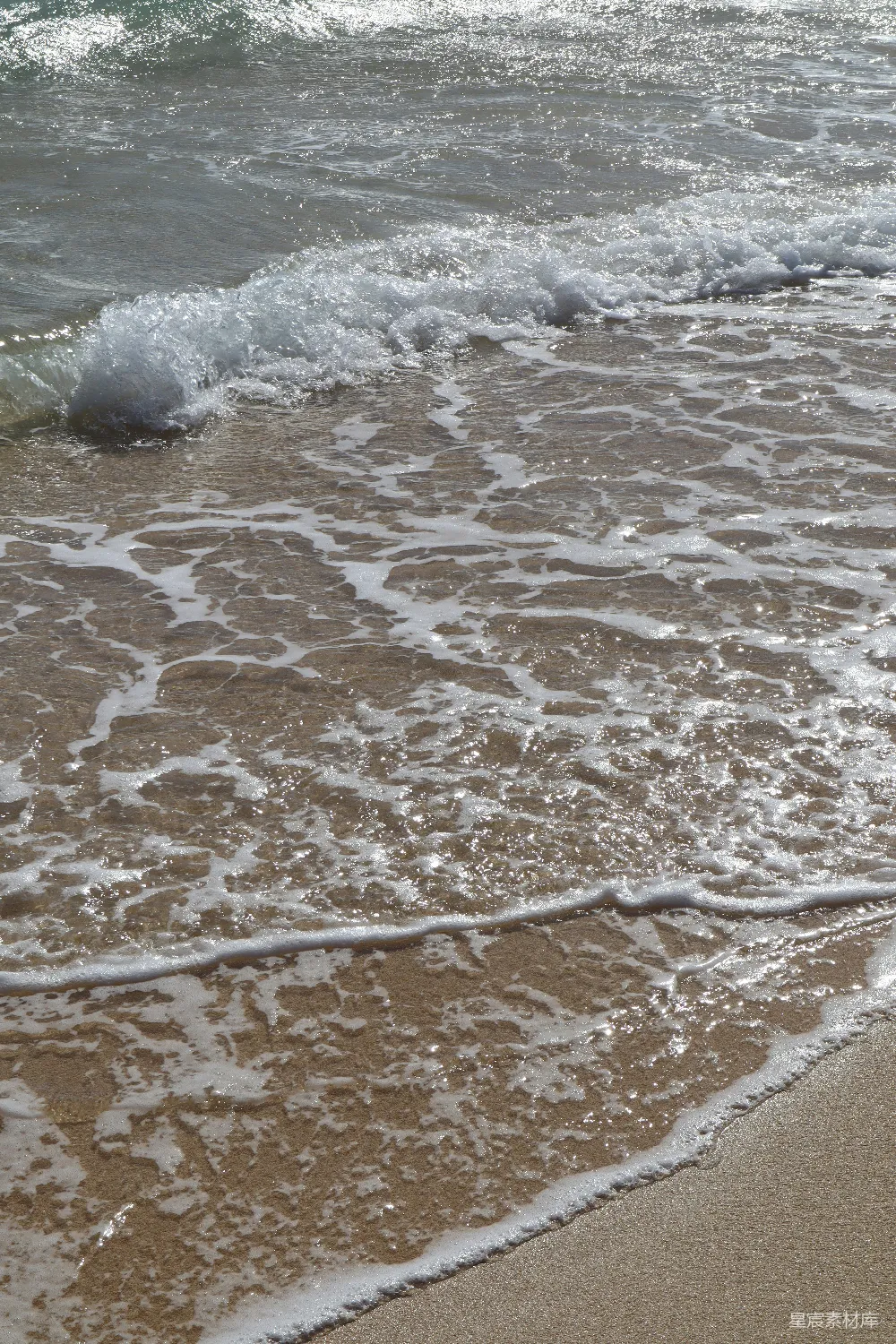 高清摄影  海滩上浪花拍打的声音