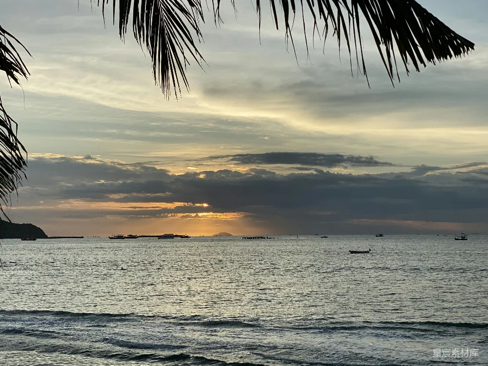 高清摄影 夕阳西下，海面上停泊着船只。