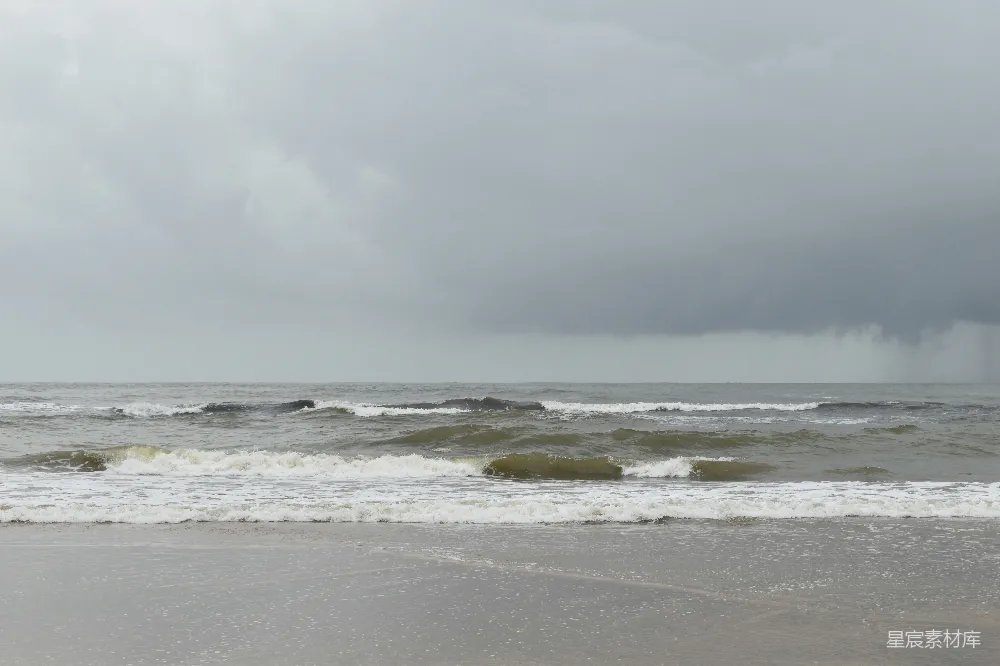 高清摄影 壁纸 海边白天海浪拍打在沙滩上