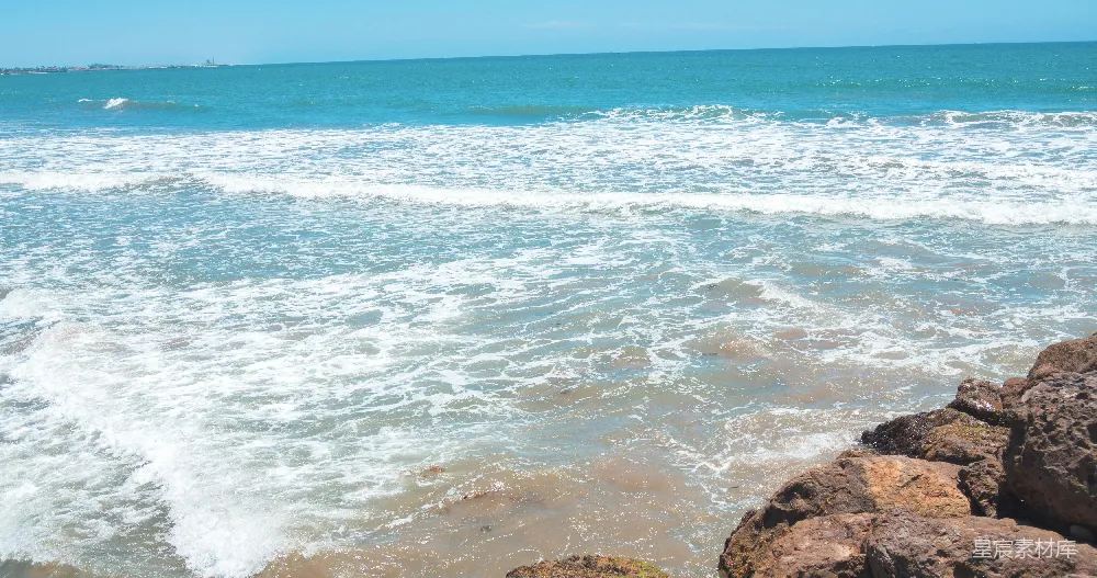 高清摄影 海边白天海浪拍打在岸上的景象