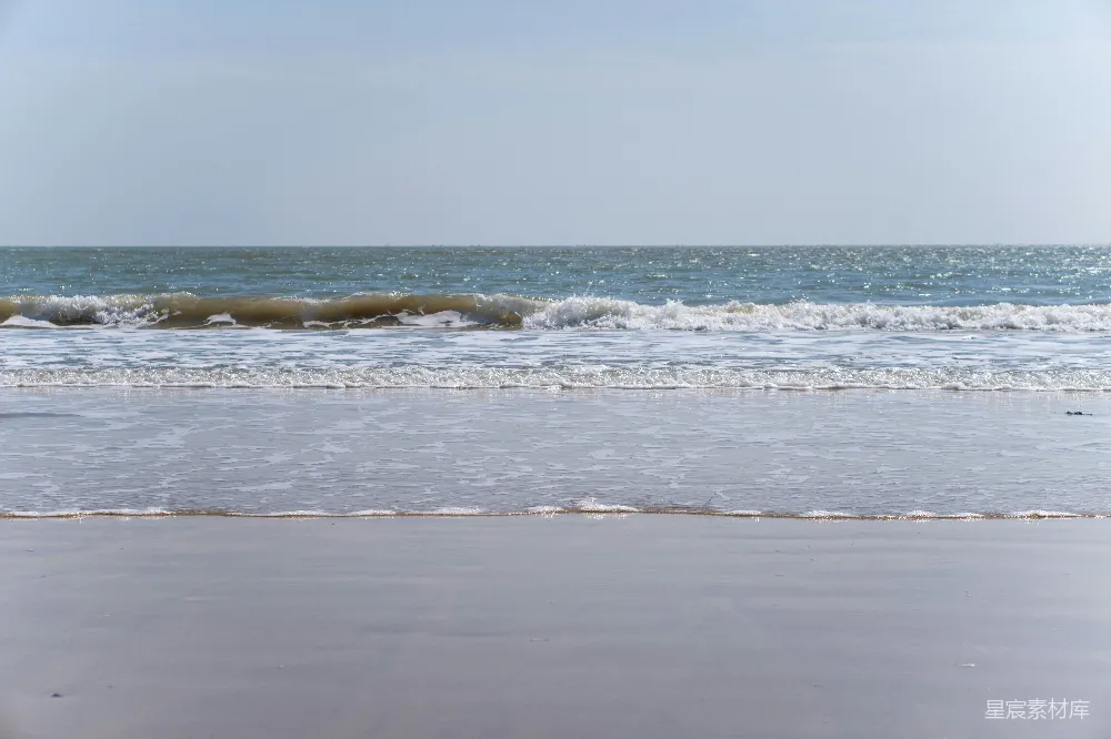 高清摄影 一个海浪涌向岸边的海滩