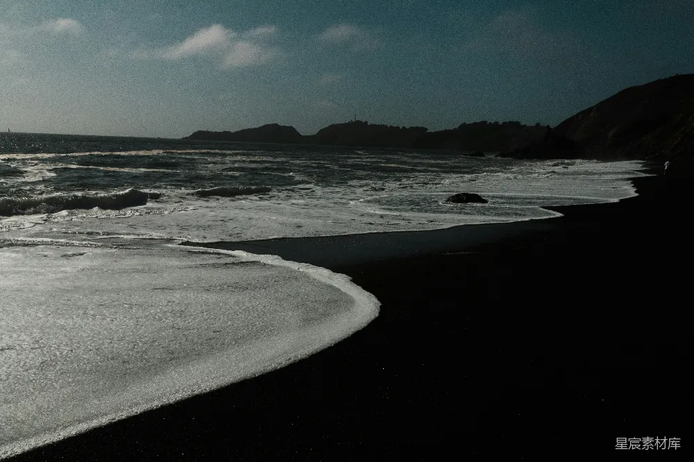 高清摄影 白天海浪拍打着海岸
