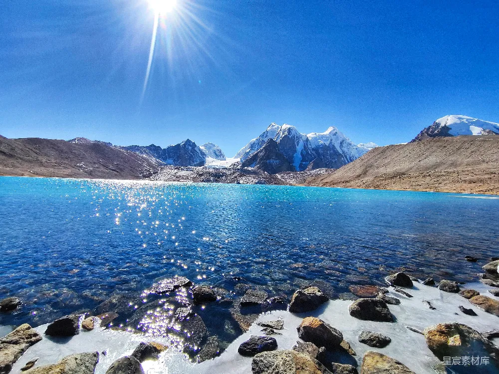 高清摄影 自然 旅行 壁纸 白天岩石海岸远处有山在蓝天下