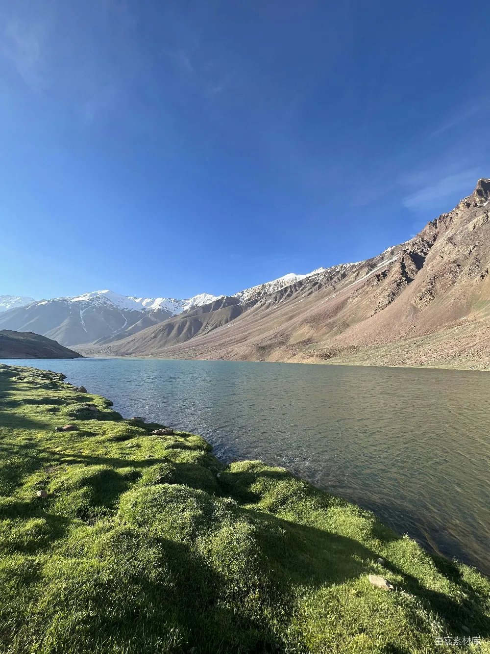 高清摄影 山峦的景色和一片水域的景象