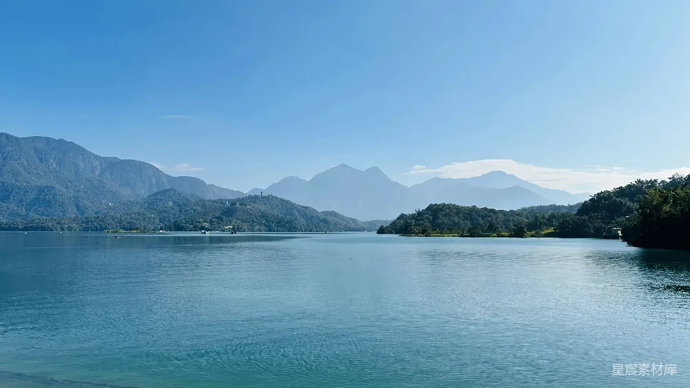 高清摄影 背景中有山的水域