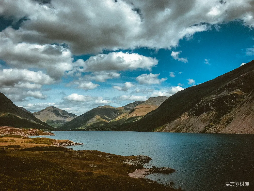 高清摄影 万里江山间跨过高山，在白云蓝天之间一片水汽氤氲。