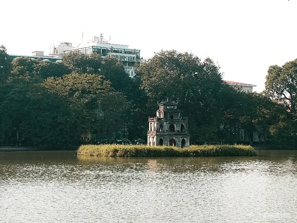 高清摄影 一座小建筑坐落在湖的中间。