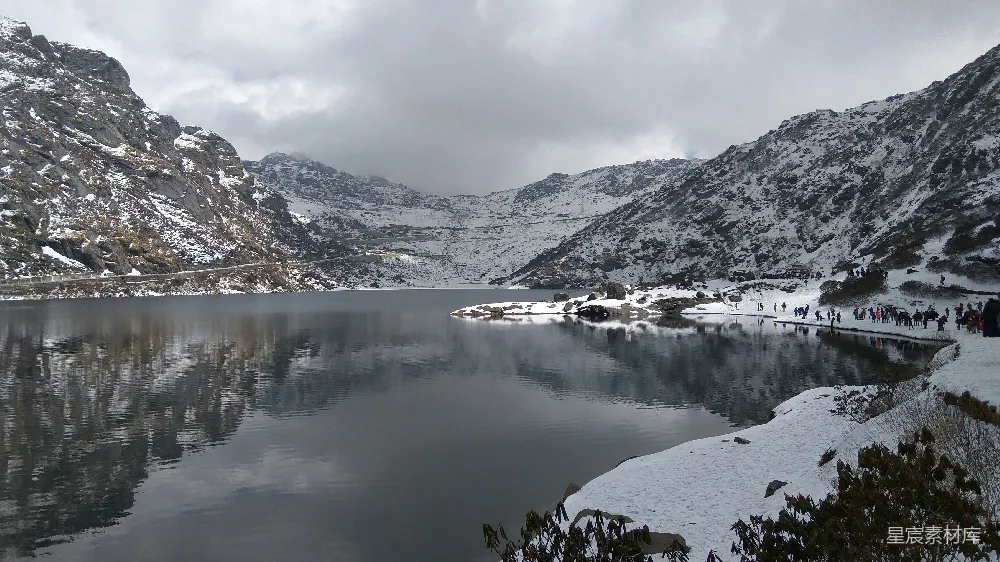 高清摄影 被雪覆盖的山脉环绕的一座高山湖泊