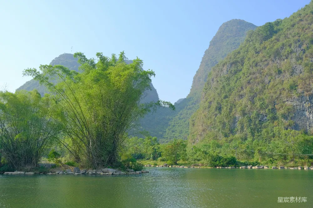 高清摄影 山环水绕的一片水域
