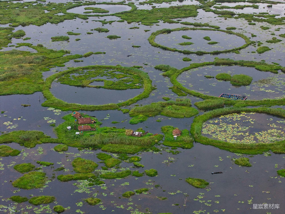高清摄影 湖面上漂浮的圆形小屋岛