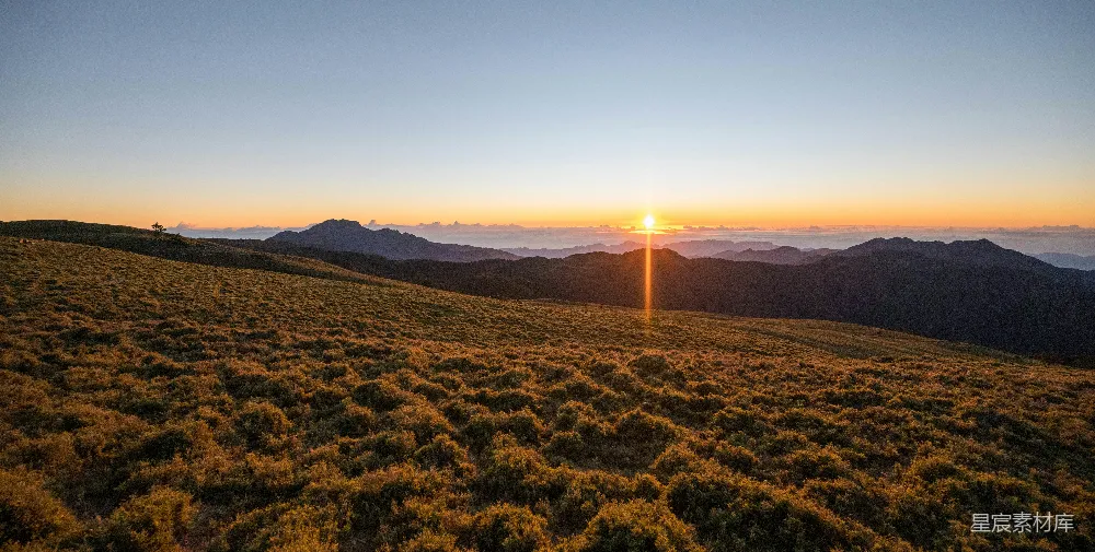 高清摄影  一幅描绘山峦和日落的风景画