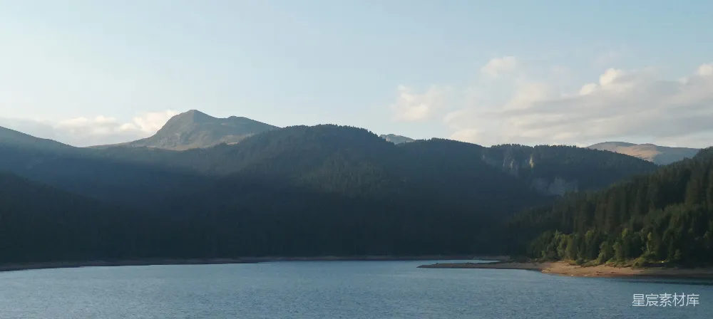 高清摄影 一片被山环绕的大片水域