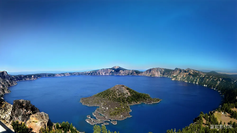 高清摄影 一片被山环绕的大片水域