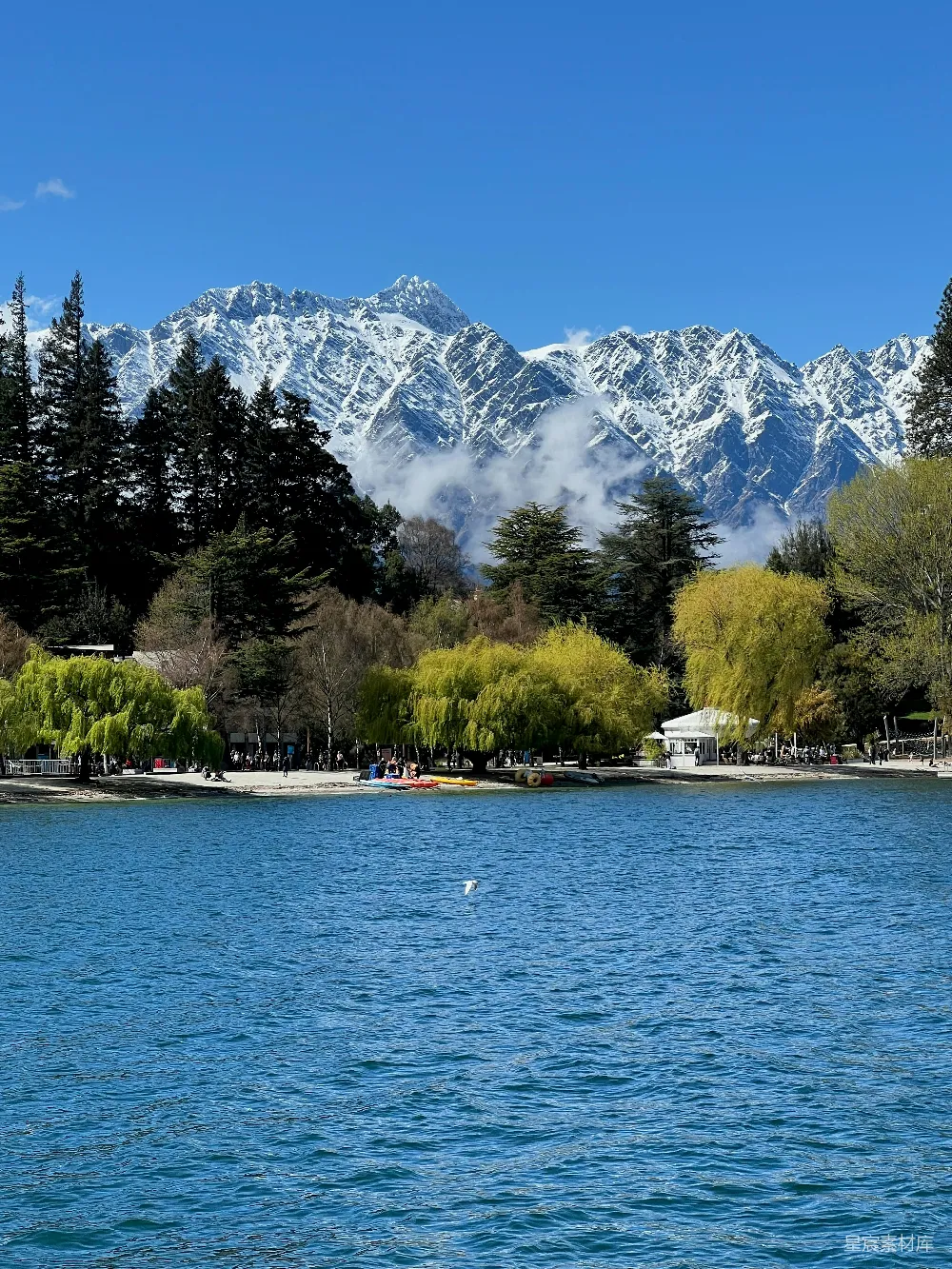 高清摄影 背景中有山的水域