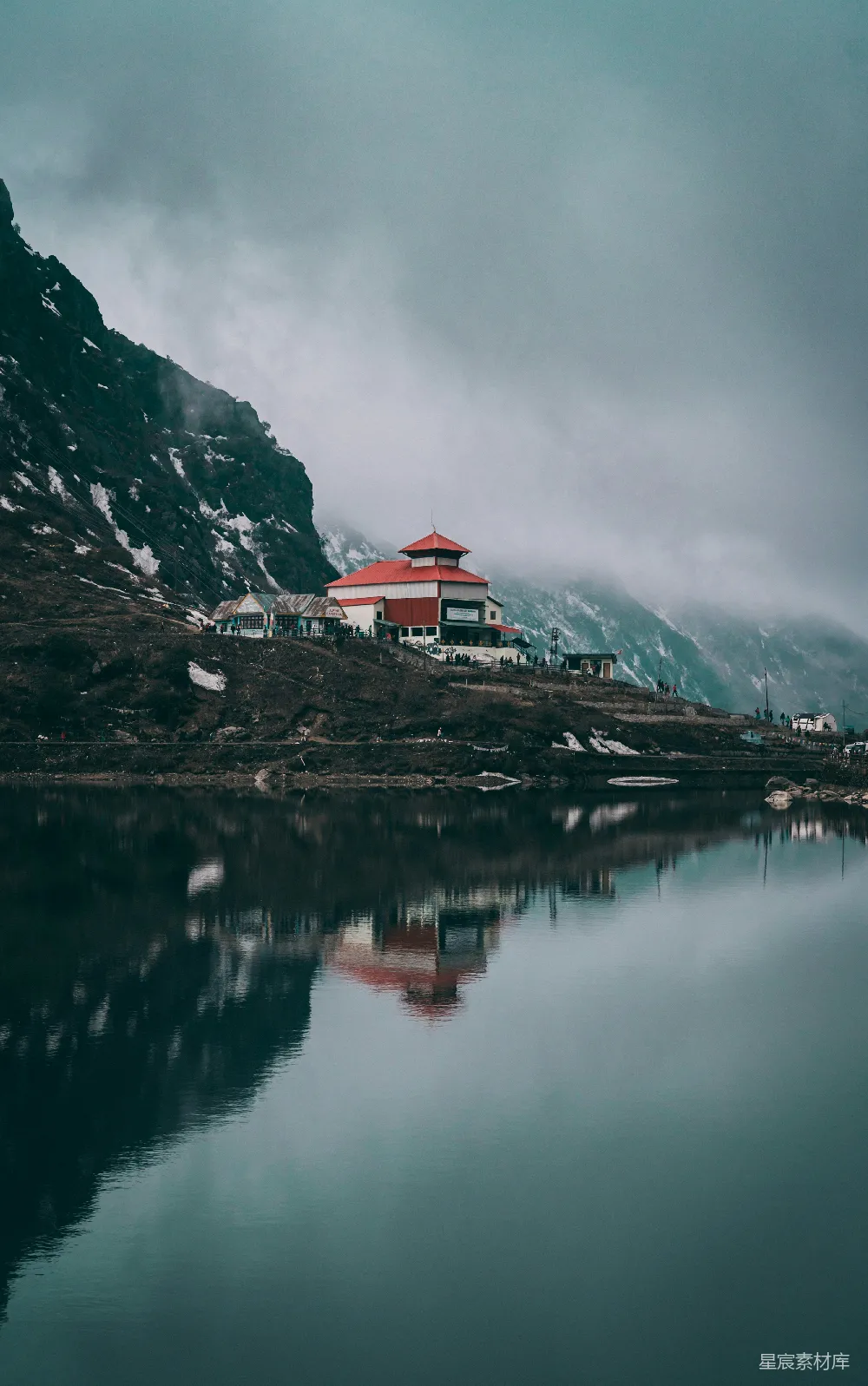 高清摄影 近水边的一栋白色和红色的混凝土建筑