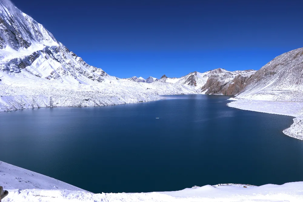 高清摄影 白天湖边覆盖着积雪的山峰