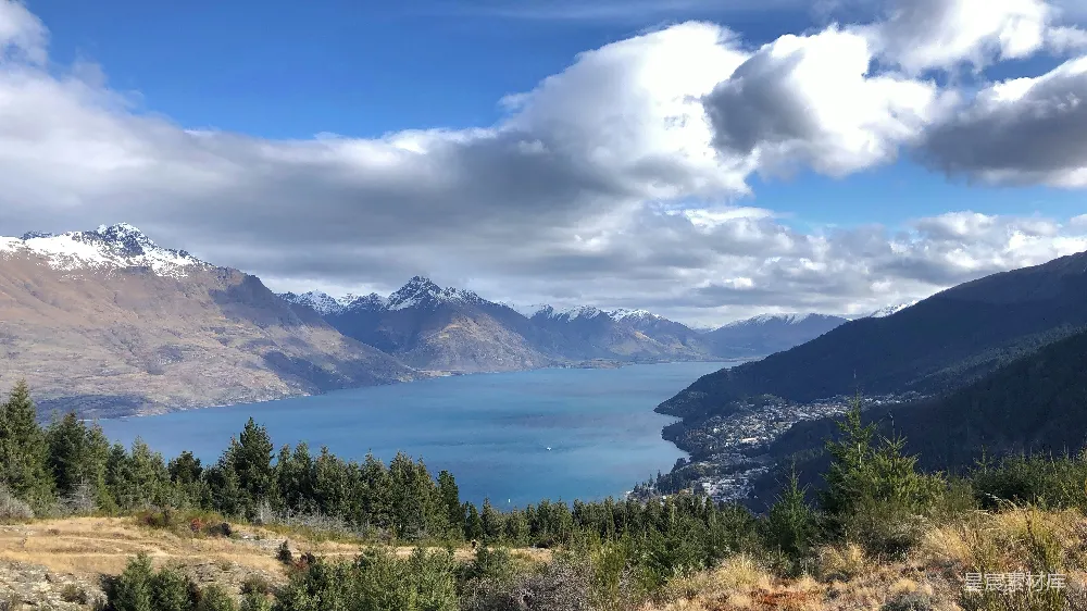 高清摄影 被山环绕的湖泊