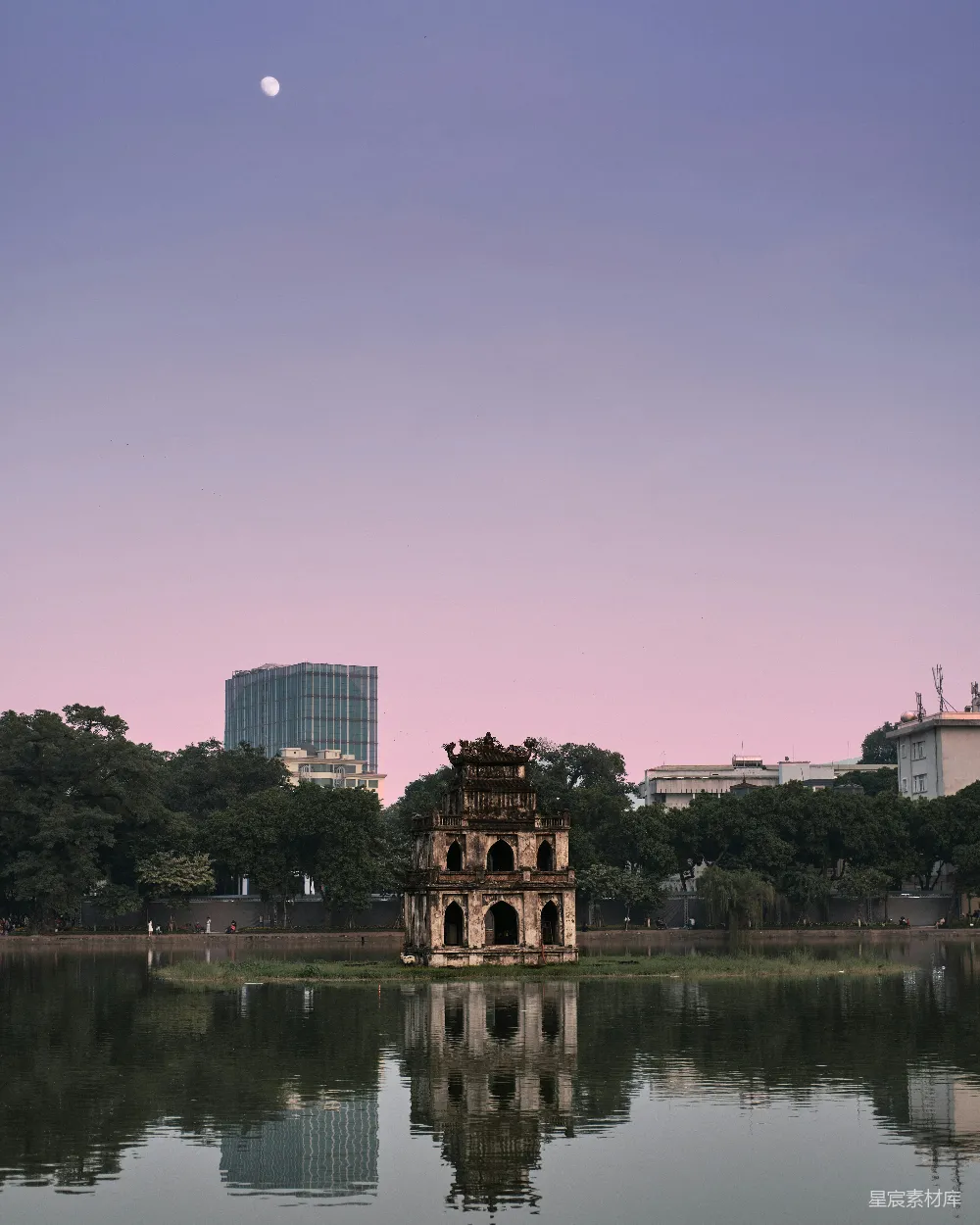高清摄影 背景中有建筑物的大片水域