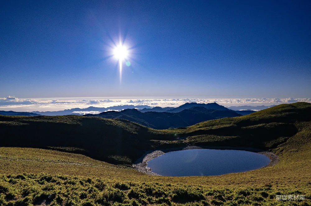 高清摄影 一个被山峦环绕的湖泊和蓝天