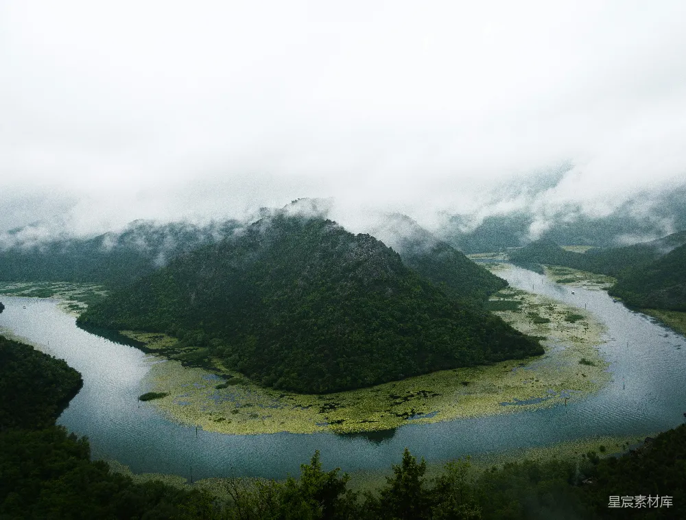 高清摄影 云雾缭绕中的河流与山景 aerial 照片