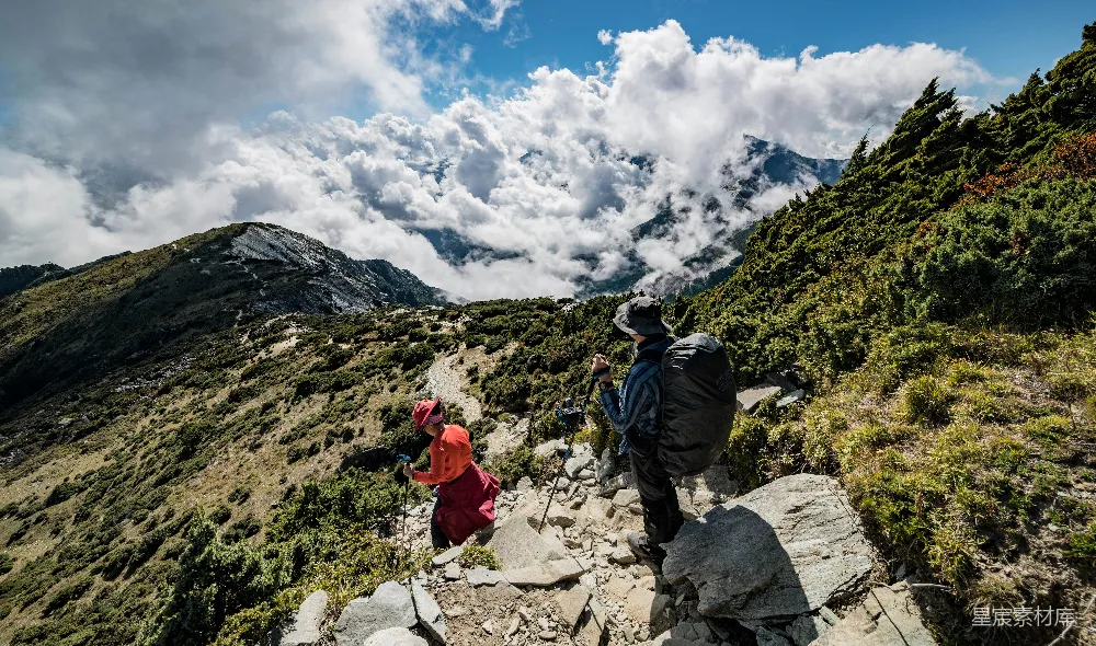 高清摄影 几人徒步旅行