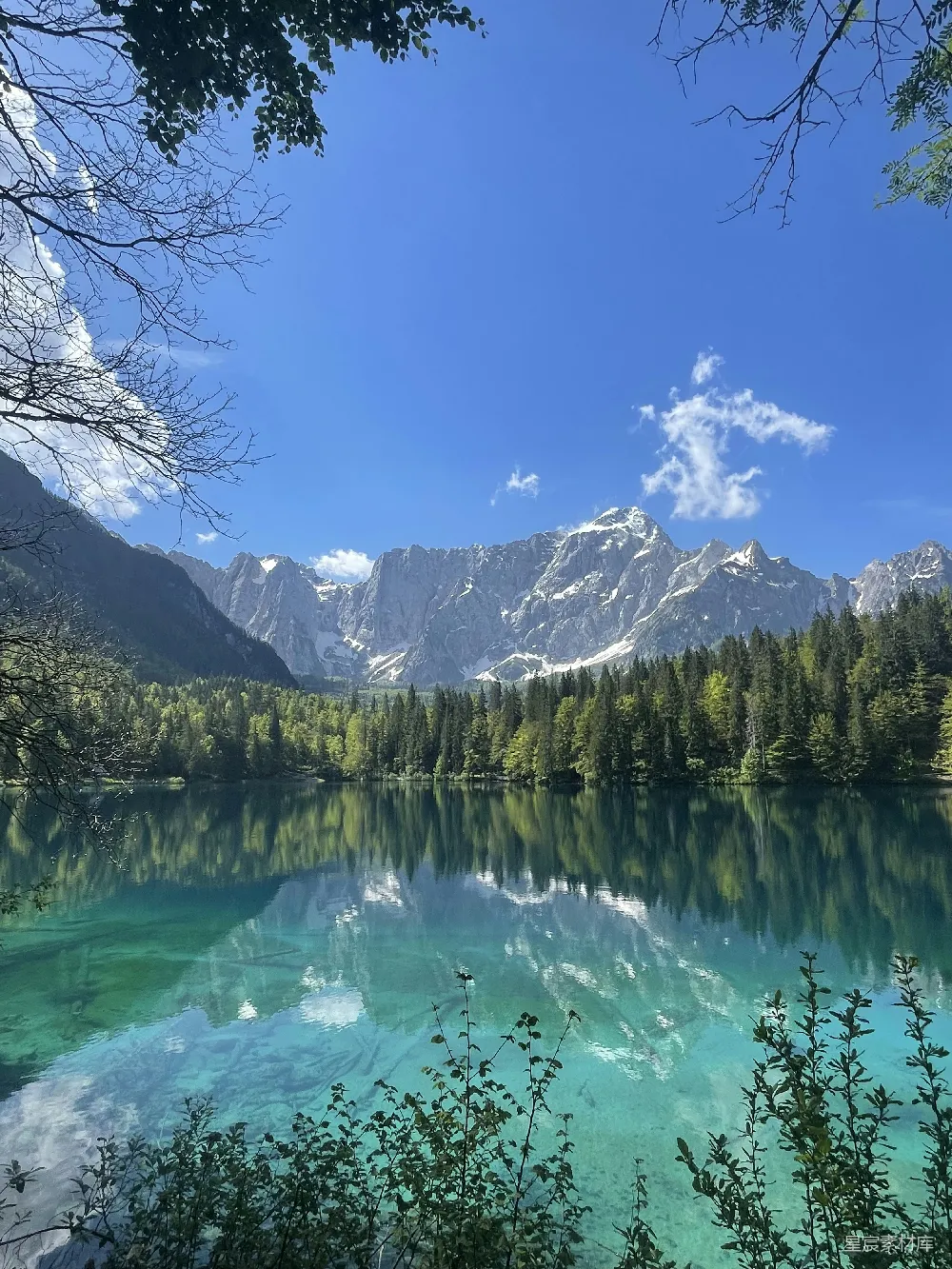 高清摄影 环绕着山和树的湖泊