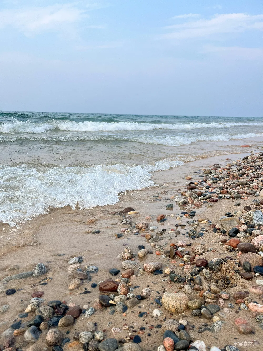 高清摄影  岩石嶙峋的海边，海浪拍打着海岸。
