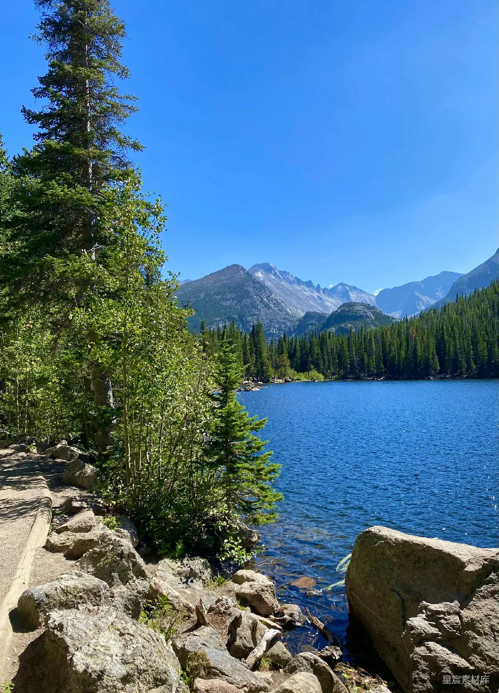 高清摄影  山间环绕的一处湖光美景