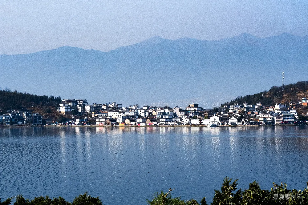 高清摄影 壁纸 旅行 湖边的一个小镇，背景是山脉。