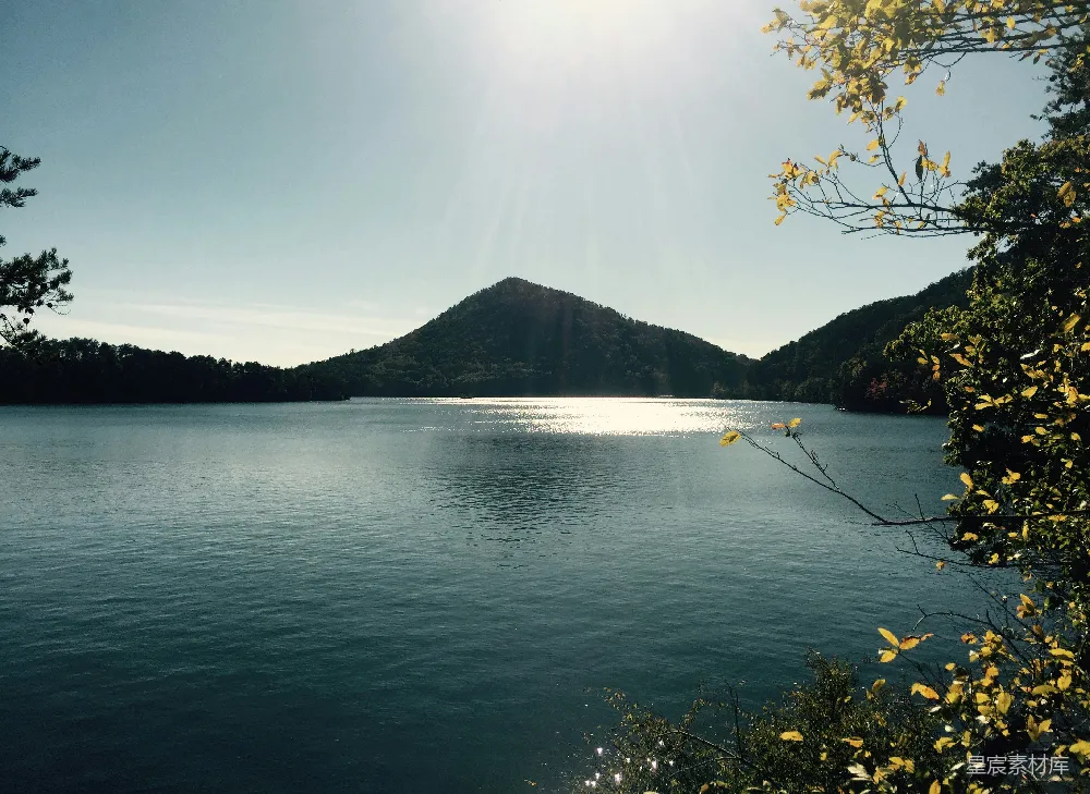 高清摄影 山间白天的水域