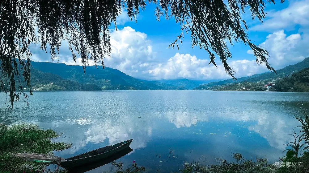 高清摄影  一艘船停在湖边。