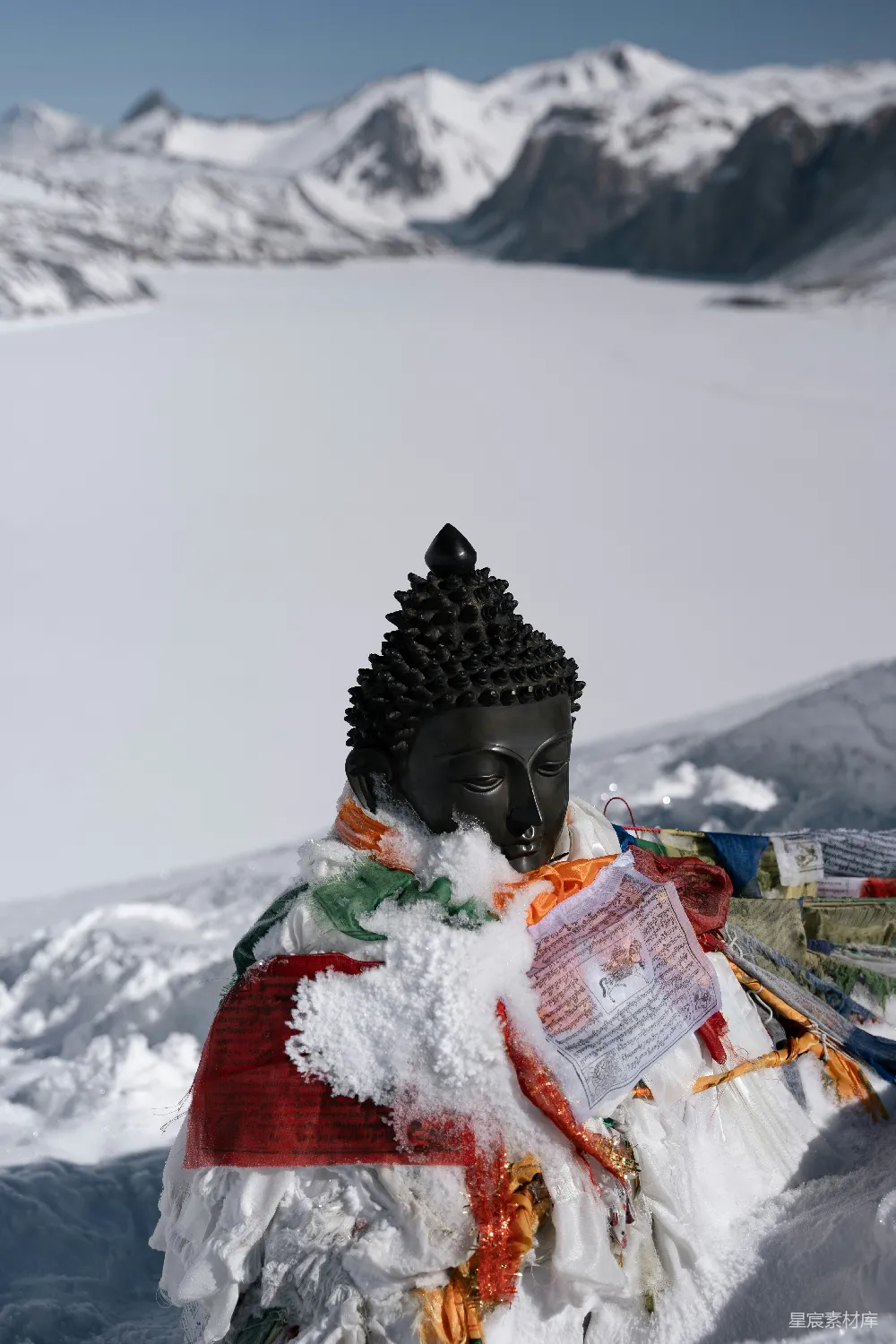 高清摄影 一个被雪覆盖的人雕像
