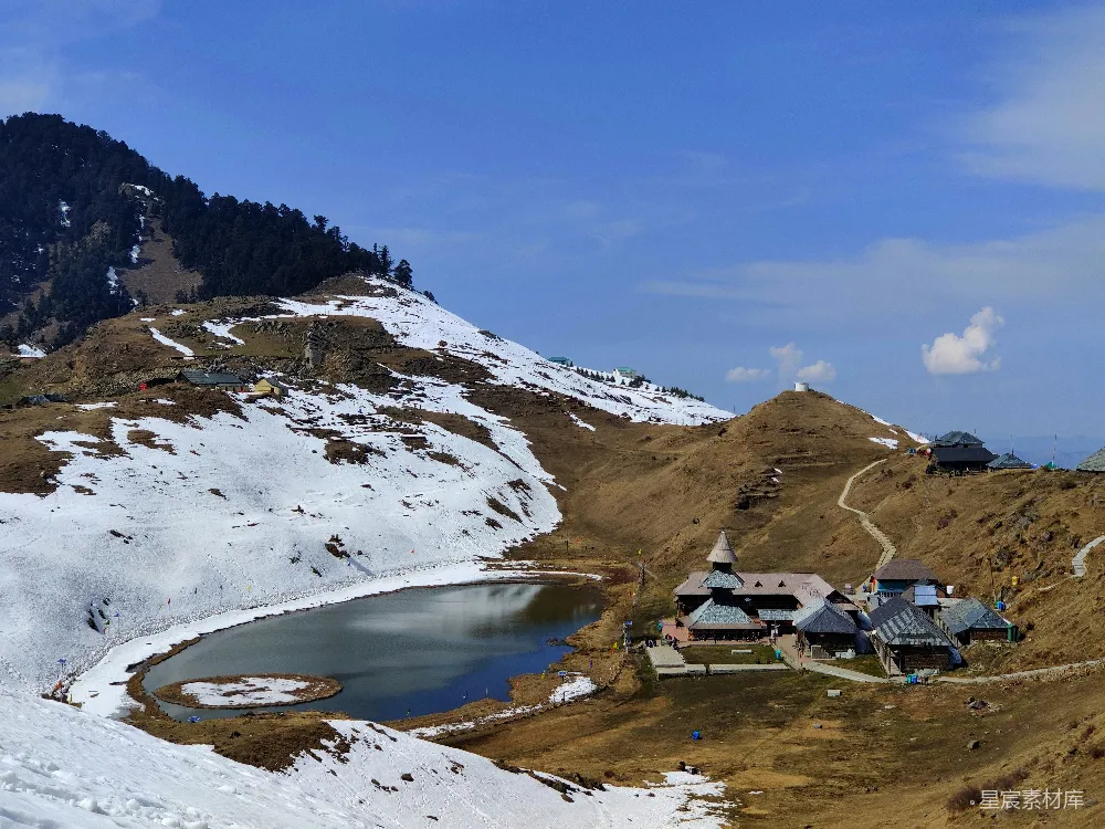 高清摄影 山顶上覆盖着白雪的小屋