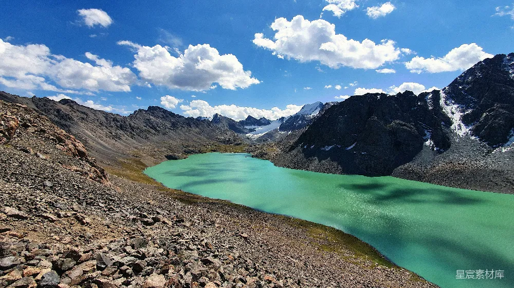 高清摄影  山间湖泊，蓝天白云下白天的景象