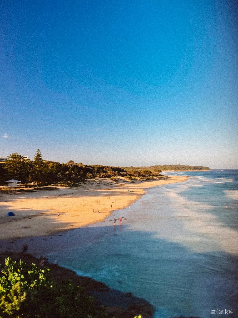 高清摄影  海边景色，有人在水中嬉戏