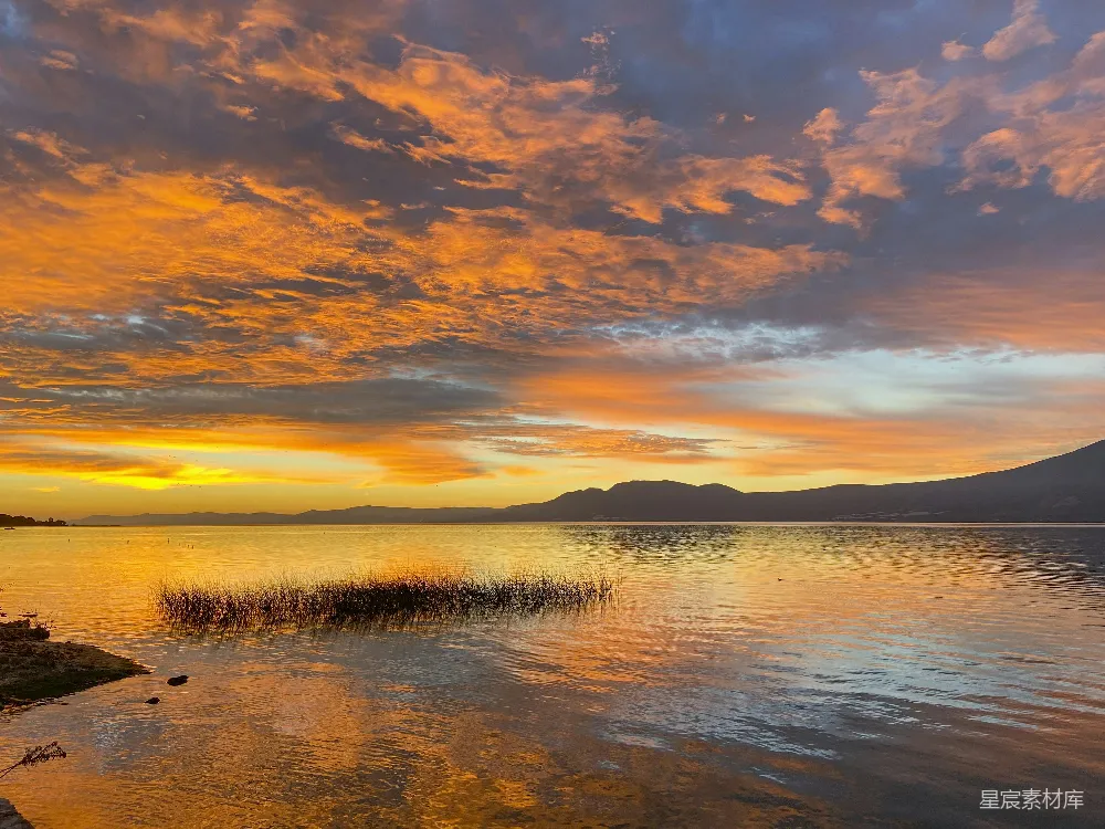 高清摄影 云遮夕阳时的水面