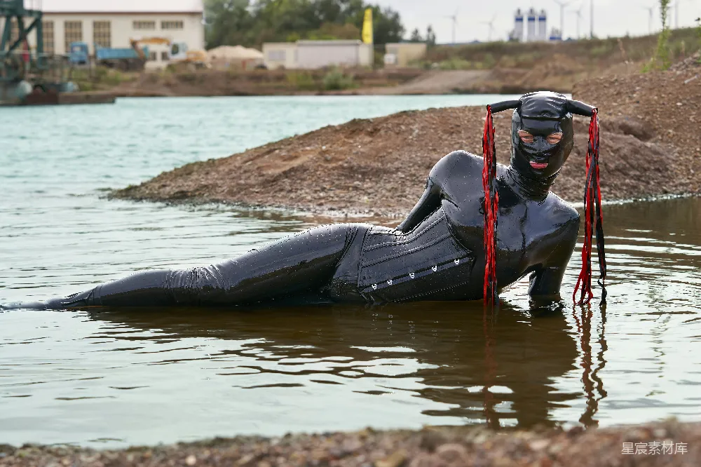高清摄影 一个潜水衣的人浮在水体中