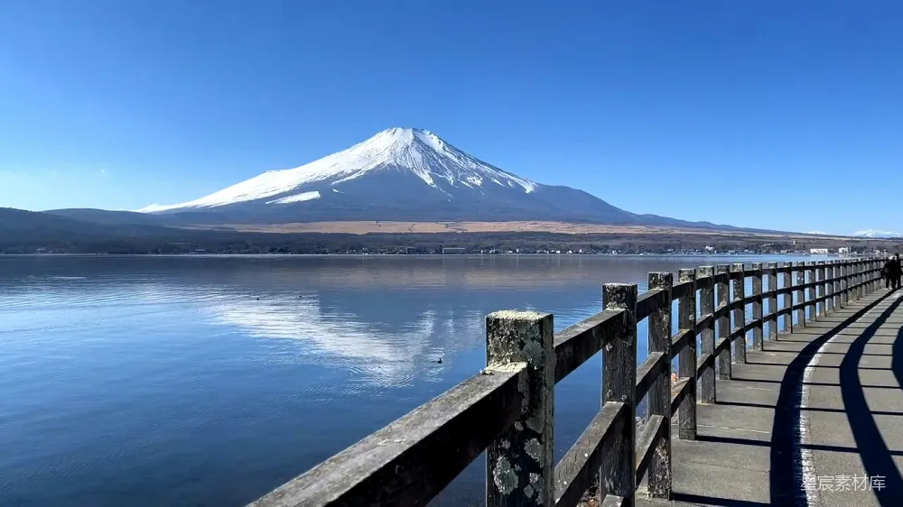 高清摄影  背景中有座山的大片水域