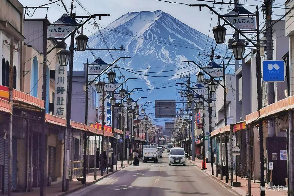 高清摄影 一辆车在背景中有山的街道上行驶
