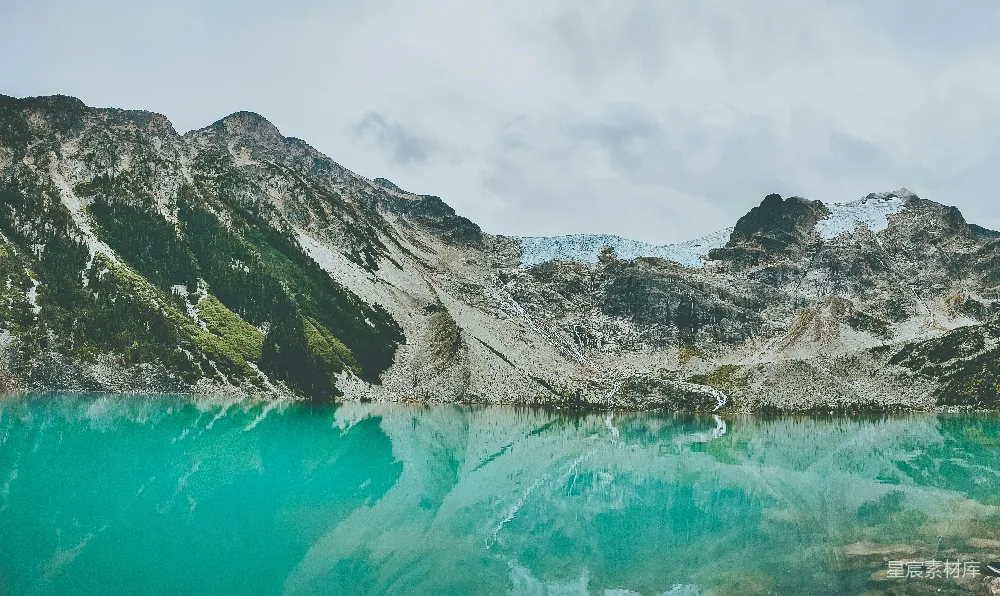 高清摄影 山峦倒映在湖中