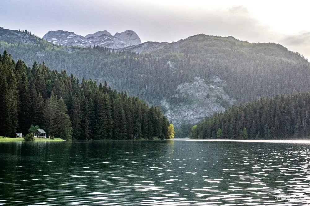 高清摄影  湖畔有树木和山峰的背景