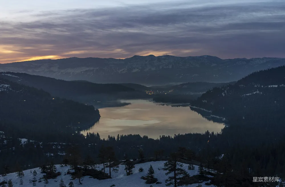 高清摄影  夕阳下的湖泊与山景